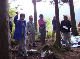 講師の臼井先生が市民の森周辺や昭島市内で見られる木々についてお話ししてくれました。