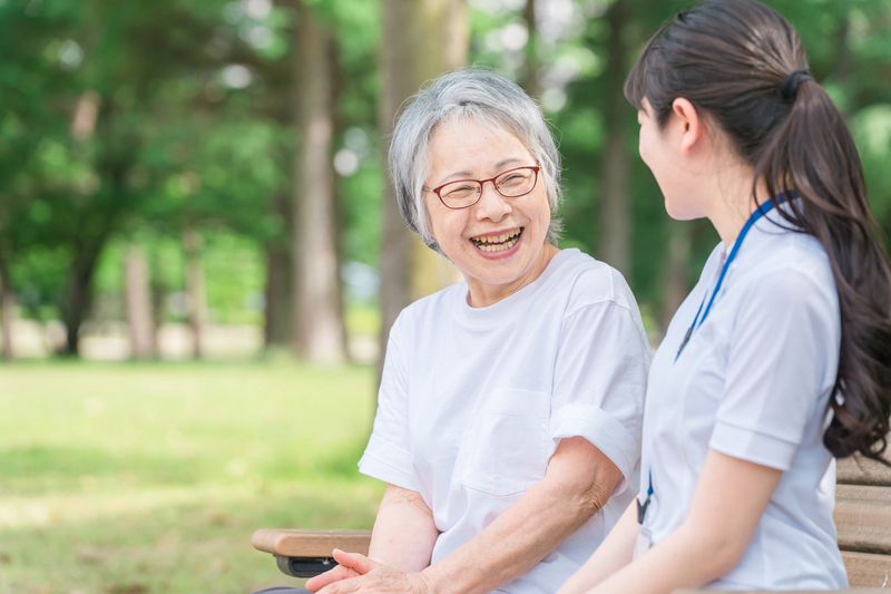 写真：談笑するシニア