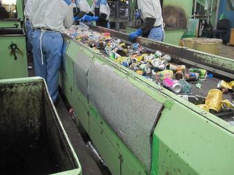 写真：ペットボトル選別ライン1