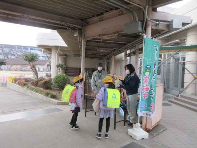 写真：拝島第二小学校でのフードドライブの様子