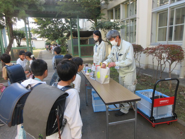 写真：共成小学校でのフードドライブの様子