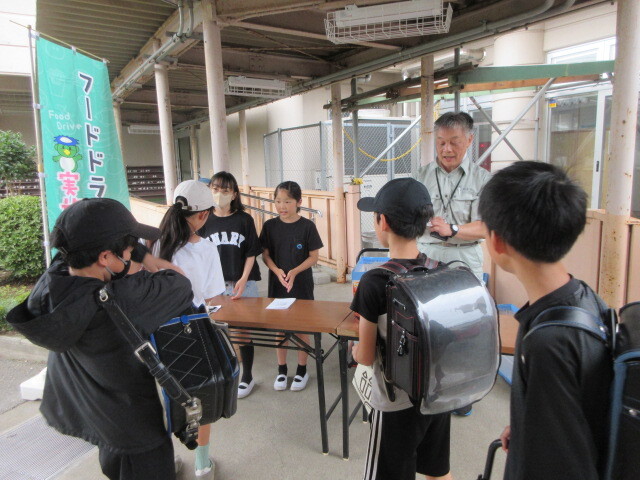 写真：拝島第二小学校でのフードドライブのようす1