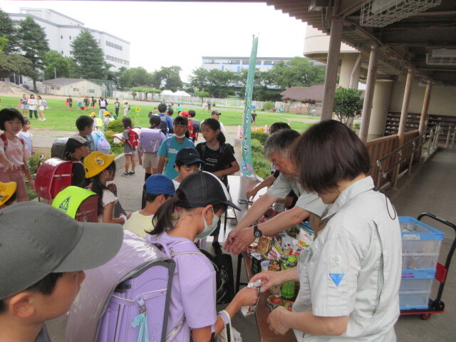 写真：拝島第二小学校でのフードドライブのようす2
