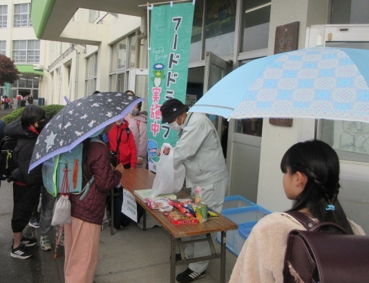 写真：拝島第三小学校でのフードドライブ