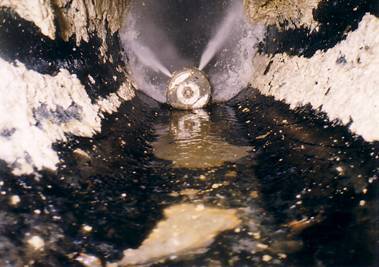写真：高圧洗浄機で清掃している様子