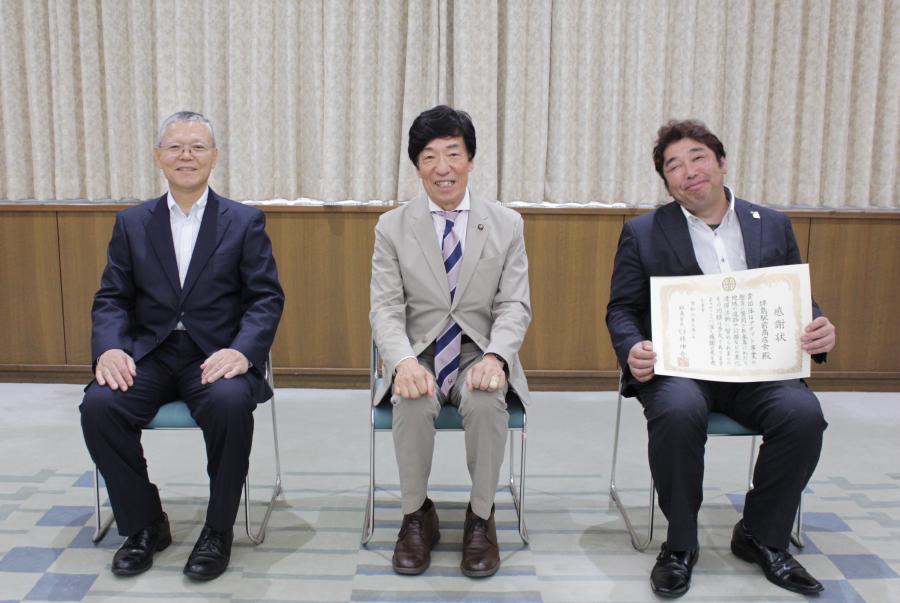 写真：令和6年度　感謝状贈呈　拝島駅前商店会