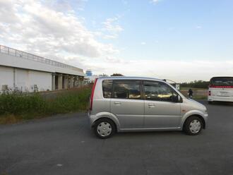 写真：遊歩道と交差する車道のようす