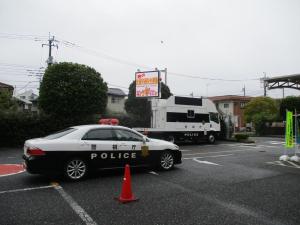 写真：サインカーと警察車両の様子
