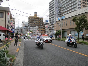 写真：白バイとパトカー