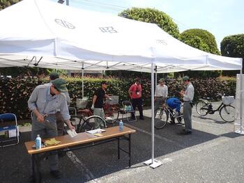 写真：昭島市輪業組合による自転車点検