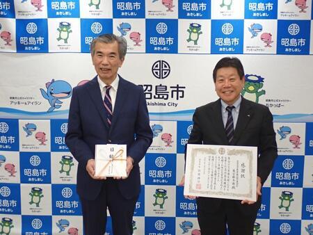 写真：寄贈式の様子