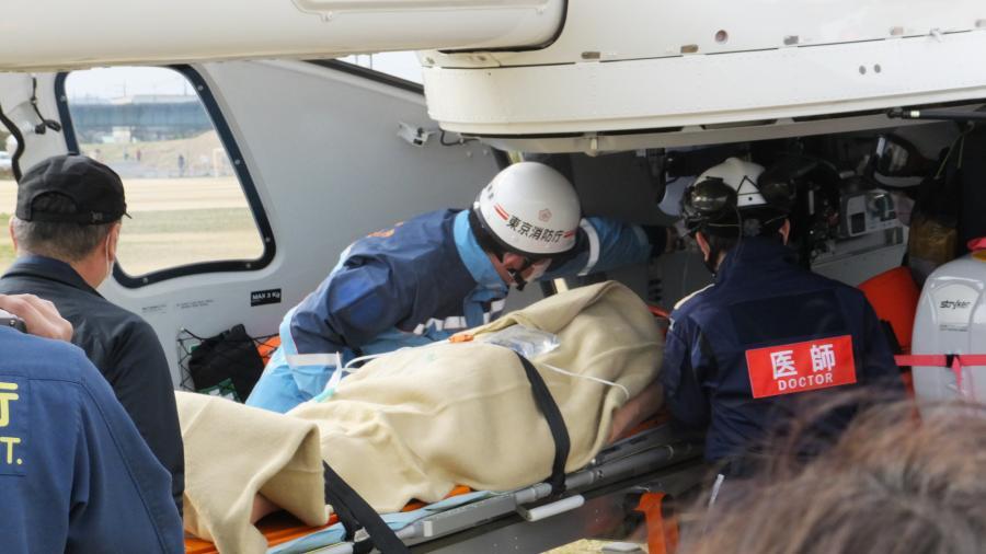 写真：ドクターヘリで患者を搬送します