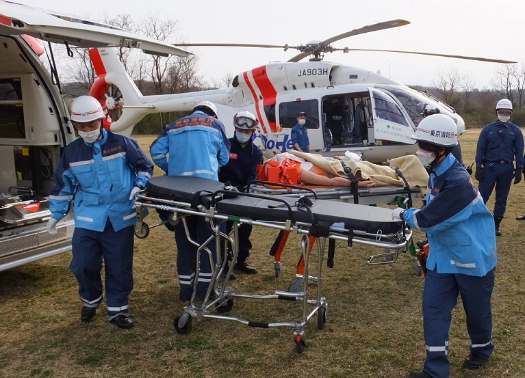 写真：医師などが処置をしながらヘリコプターへ患者を搬送します