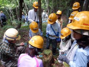 写真：7年森林教室　虫眼鏡