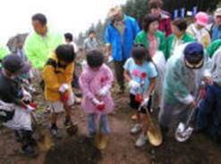 写真：タイムカプセルの埋設