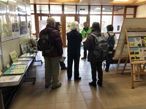 写真：多摩森林科学園での説明の様子