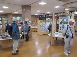 写真：センター内での展示物見学の様子