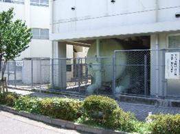 写真：拝島第三小学校内飲料貯水タンク
