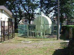 写真：富士見丘小学校内飲料貯水タンク