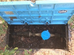 写真：水道メーターボックスのふたを開けたところ