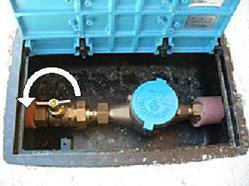 写真：メーターボックス内の止水栓（一戸建て）