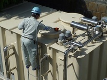 写真：受水タンク調査の様子