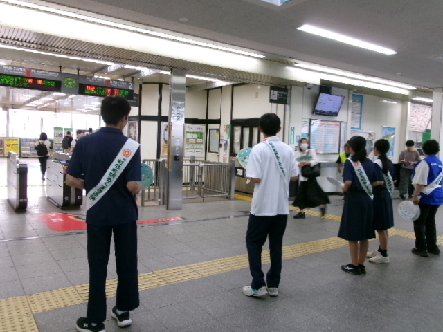 写真：令和7年度駅頭啓発活動の様子（中神駅）