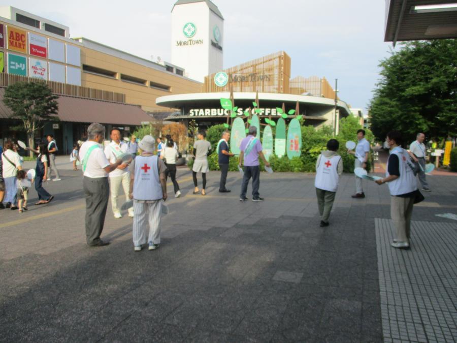 写真：令和7年度駅頭啓発活動の様子（昭島駅）