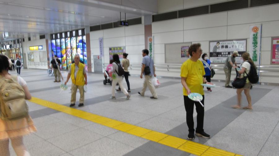 写真：令和7年度駅頭啓発活動の様子（拝島駅）