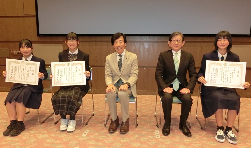 写真：令和7年度昭島市中学生作文コンテスト表彰式の様子