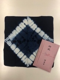 写真：本藍染ガーゼハンカチ