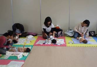 写真：ベビーマッサージ