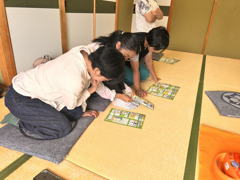 パンフレットを読んでいる参加者