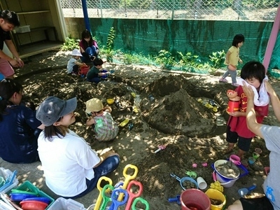 写真：どろんこ遊びの様子