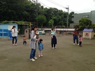 写真：親子体操の様子