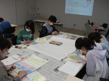 写真：ワークショップでの活動の様子1