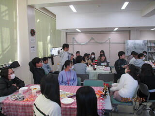 写真：子どもたちが席に座ってお菓子を食べている様子