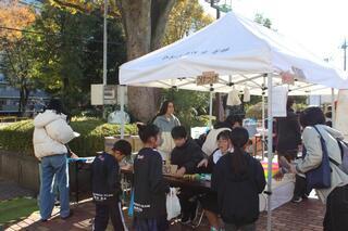 写真：子どもたちがブースの受付をしている様子1