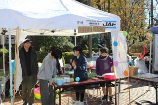 写真：子どもたちがブースの受付をしている様子2