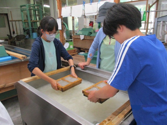 写真：紙すき体験