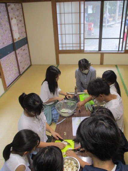 写真：宿泊中のごはんづくり