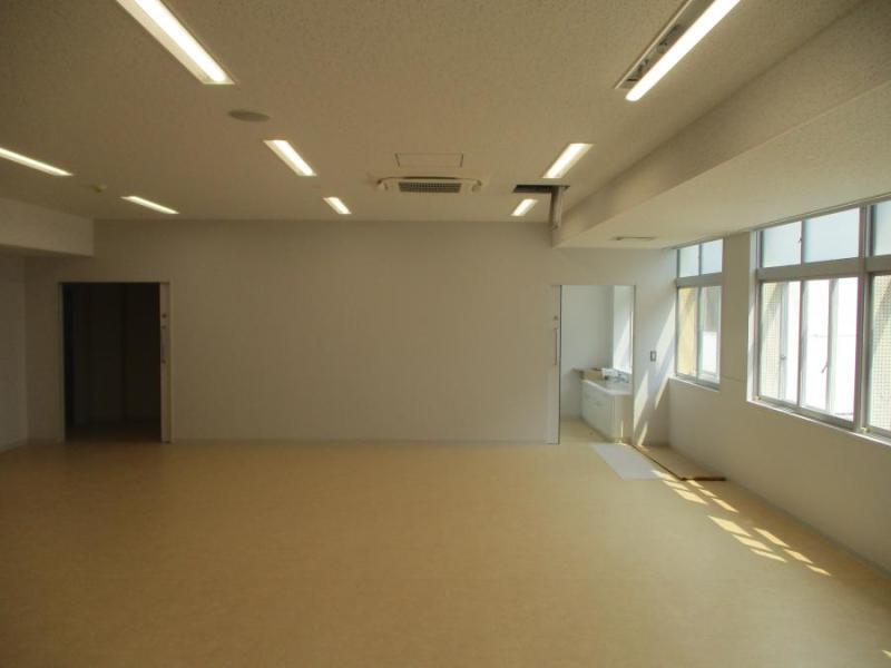 写真：校舎棟教室の内装工事