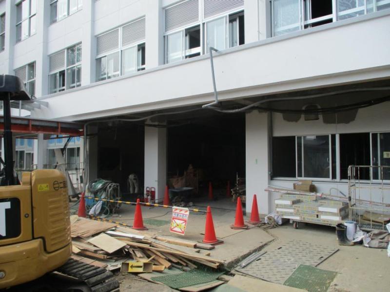 写真：校舎棟昇降口に自動ドアーを取り付ける工事