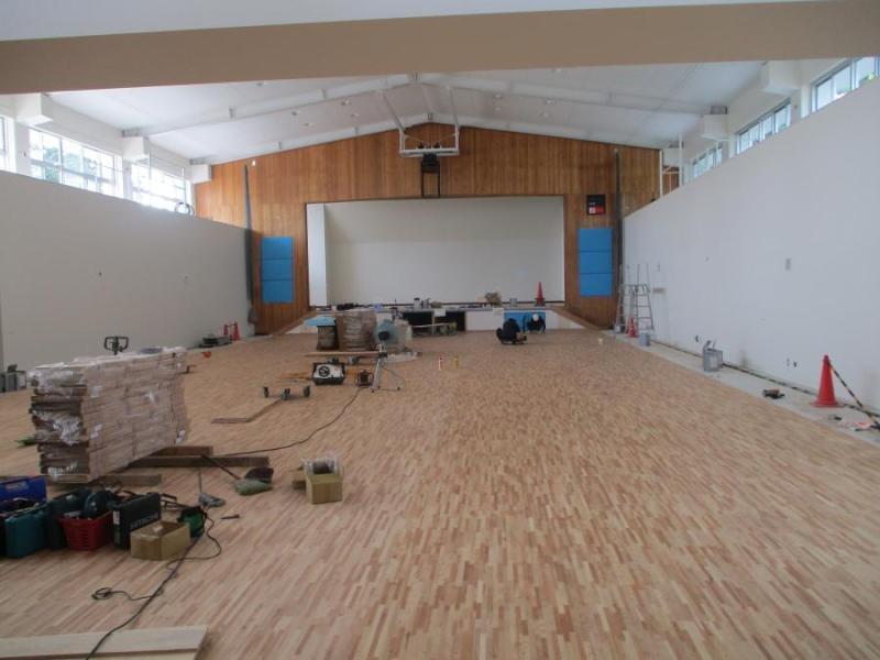 写真：体育館棟の床工事