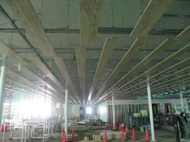 写真：新築棟1階の天井工事