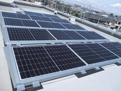 写真：大神会館太陽光パネル