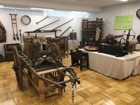 写真:農工具など