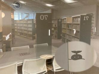 写真:衝突防止シール