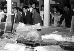 写真：見学に訪れた人たち