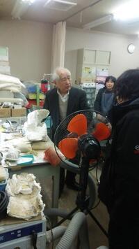 写真：クリーニングする長谷川名誉館長